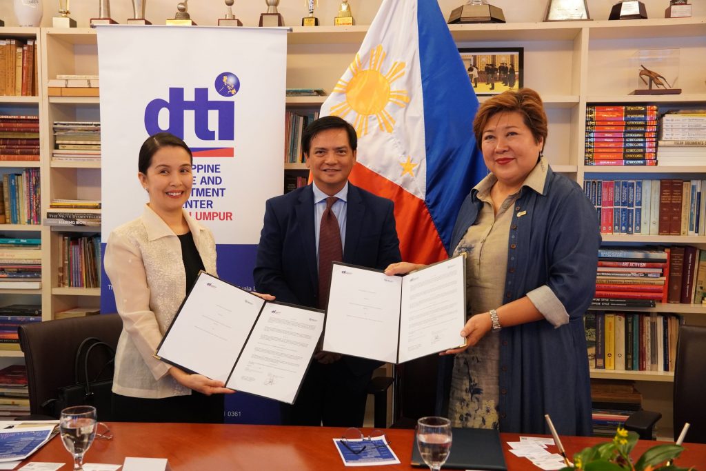 Commercial Counsellor Norjamin Delos Reyes and MICCI President Christina Tee
present the signed the MOU, with Ambassador Jose as witness